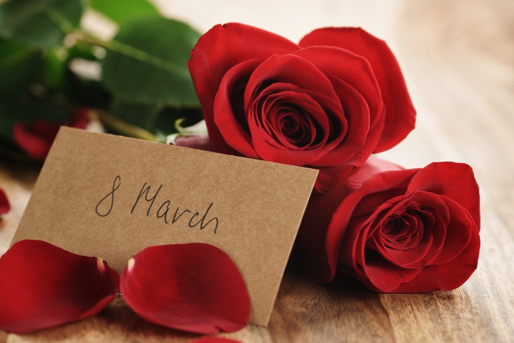 Holidays_March_8_Roses_Red_Petals_516056_2560x1707.jpg