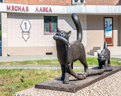 Памятник котам, ворующим сосиски.jpg